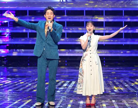 田中みな実の私服 2022年12月31日放送「第73回nhk紅白歌合戦」大泉洋さんとの司会で着用された、片側だけ花柄がプリントされた白のシャツ