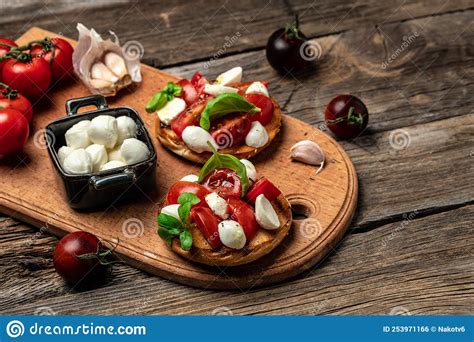 Toasts Mit Mozzarella Kirschtomaten Und Frischer Gartenbasilikum