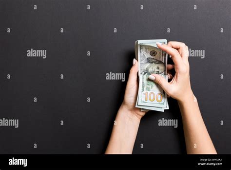 Main De Billets De Banque Banque Dimage Et Photos Alamy