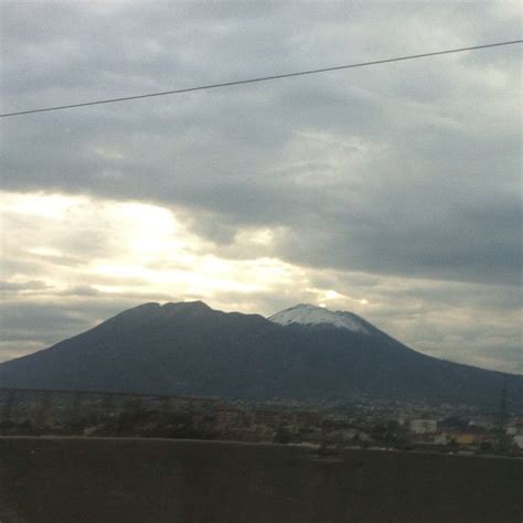 Maltempo Napoli Imbiancata La Vetta Del Vesuvio Foto