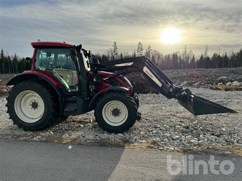 Traktor Med Lastare Valtra N154e Blinto Auktioner