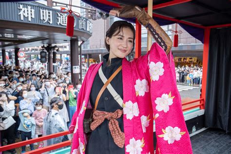 綾瀬はるか「来れてうれしいなし！楽しんで帰ってくなんしょ」大河以来参加の会津まつりで会津弁 芸能写真ニュース 日刊スポーツ