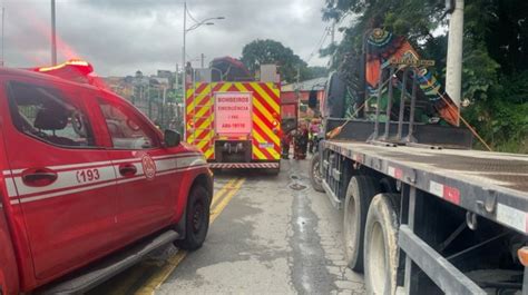 Aeronave de pequeno porte cai em Barueri na tarde desta terça feira 20