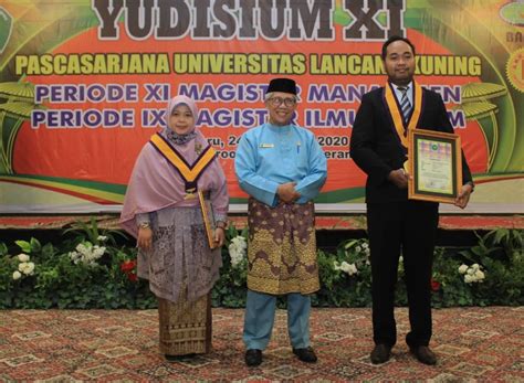 Gelar Yudisium Xi Direktur Pascsarjana Unilak Beri Penghargaan Ke Pemuncak