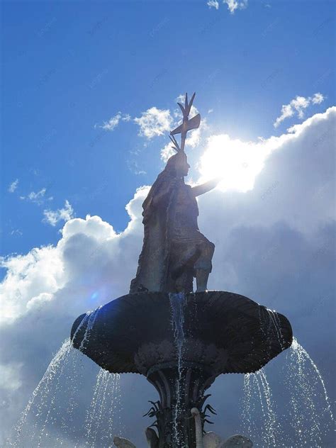 Fundo A Fonte Na Plaza De Armas Em Cuzco Adornada Pela Estátua Inca