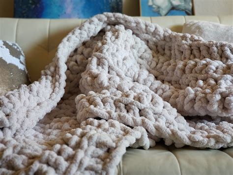 Chunky Yarn Throw Blanket Pattern / Chunky Chenille Crochet Blankets ...