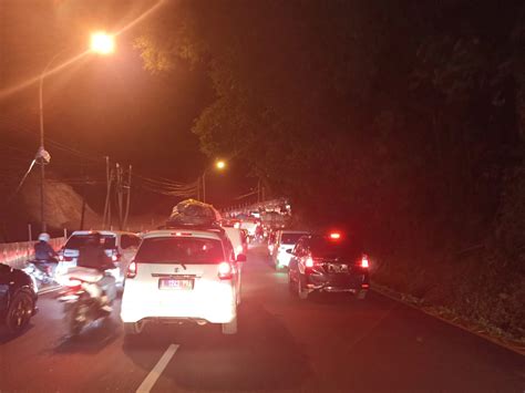 Puncak Arus Mudik Polisi Lakukan Buka Tutup Jalan Di Jalan Raya Nagreg