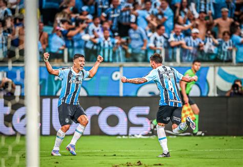 Luis Suárez y Felipe Carballo campeones con Gremio en Brasil 970