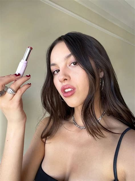 Olivia Rodrigo For Glossier Peinados Celebridades Maquillaje De