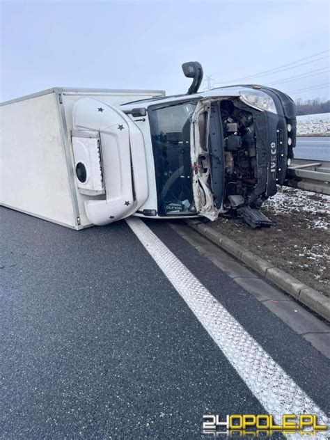 Zderzenie samochodu dostawczego i osobówki na pasie A4 w kierunku