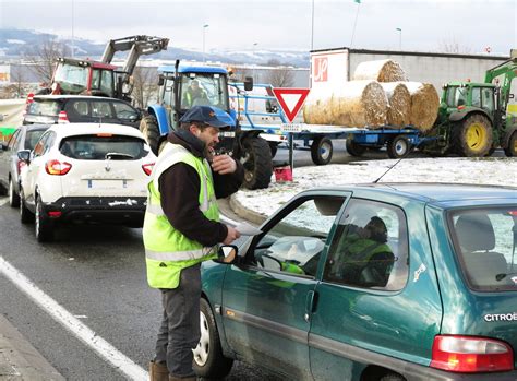 Des Agriculteurs Manifestent Pour Sauvegarder Leur Projet De