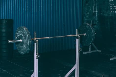 Peso De La Barra De Banco En Un Gimnasio Foto Premium