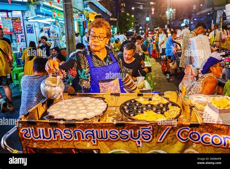 Bangkok Thailand April The Street Food Vendor Cooks