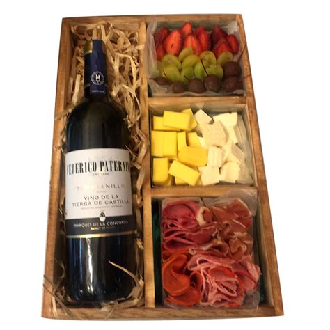 Arcón de vino tinto con frutas quesos y carnes frías Pastelería Tutis