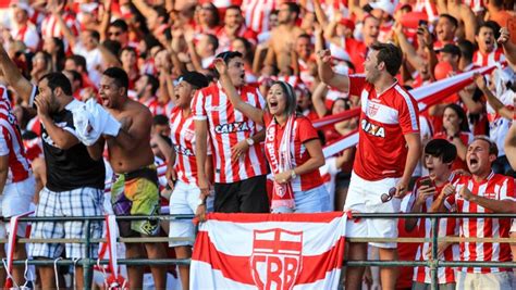 No meio da torcida fumaça papel e música do Neto CRB faz festa