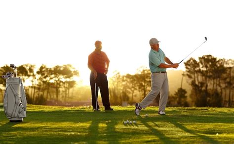 Golf Au Coucher Du Soleil Et Hommes Sur Un Parcours Pour Une