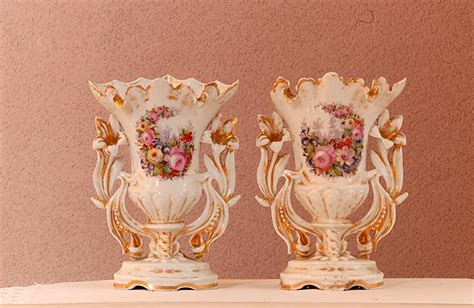 Ensemble D Une Paire De Vases D Autel Et D Un Vase D Autel De Style