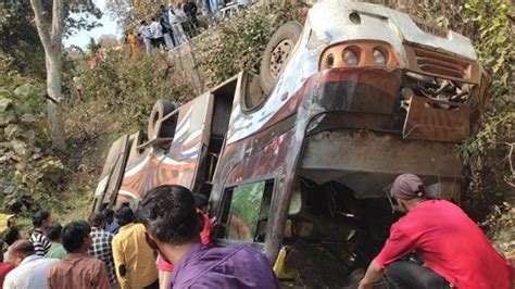 Indore सिमरोल में पलटी यात्री बस 1 महिला की मौत 27 लोग हुए घायल Passenger Bus Overturned In