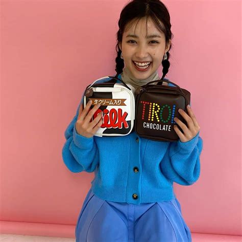 高橋有紀さんのインスタグラム写真 高橋有紀instagram「チロルチョコマルチポーチ本 笑顔かわい〜☺️ Hairmake