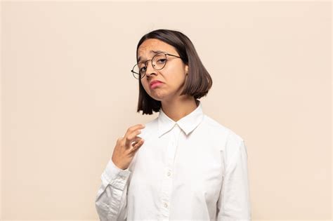 Mujer latina joven que parece arrogante exitosa positiva y orgullosa apuntando a sí misma