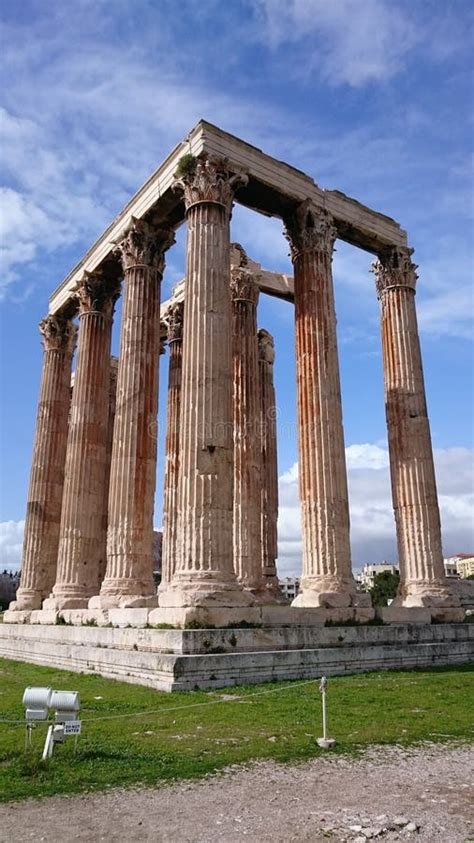 Altas Columnas Del Templo De Zeus En Atenas Imagen De Archivo Imagen