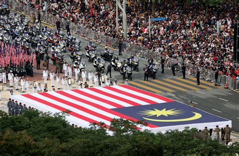 Orang Ramai Berpusu Pusu Saksikan Perarakan Hari Kebangsaan