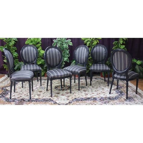 LOT 8 CHAISES MEDAILLON DONT 2 CHAISES AVEC ACCOUDOIRS Laque Grise