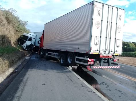 Quatro Pessoas Ficam Feridas Em Acidente Com Dois Caminhões Na Br 116