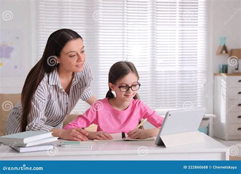 Mère Aidant Sa Fille à Faire Ses Devoirs Avec La Tablette à La Maison