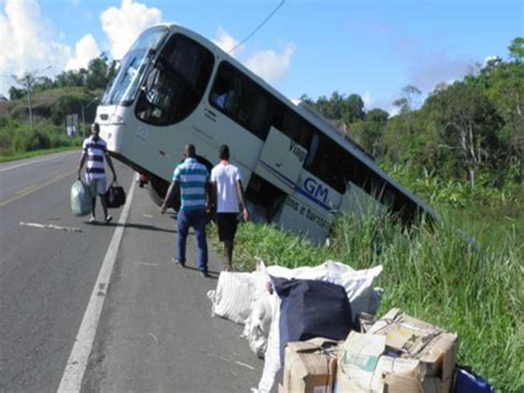 G1 Ônibus de turismo cai em ribanceira na BR 101 ninguém ficou