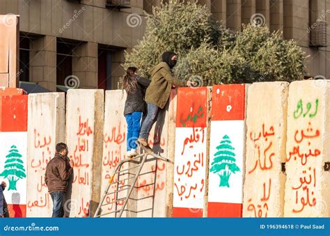 Manifestante En El Muro De Escalada De Beirut Foto De Archivo Editorial