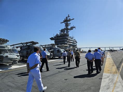 Estagi Rios Do Caepe Visitam Porta Avi Es Uss George Washington