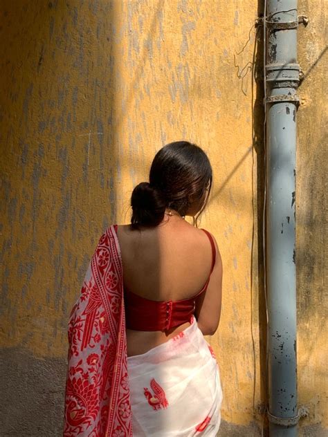 Pin By Geetanjali On Lehenga And Saree In Saree Poses Saree