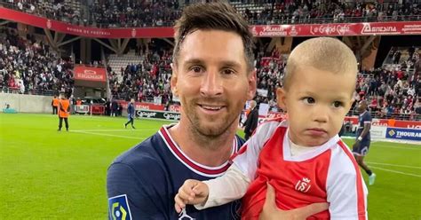 Lionel Messi poses for picture with Reims player's child just minutes ...