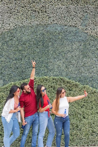 Amigos Latinos Haci Ndose Un Selfie Al Aire Libre Foto Premium