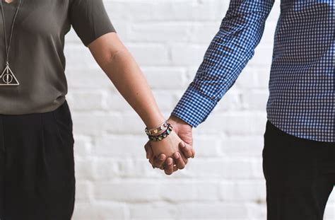 Beautiful Science Shows What Happens When You Hold Hands With Someone You Love - Love and Marriage