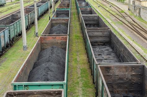 Acima vista em vagões de trem de carga carvão Foto Premium