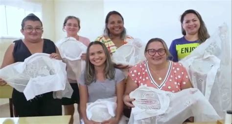 O vestido de Janja as bordadeiras do Seridó e a Singer da vovó