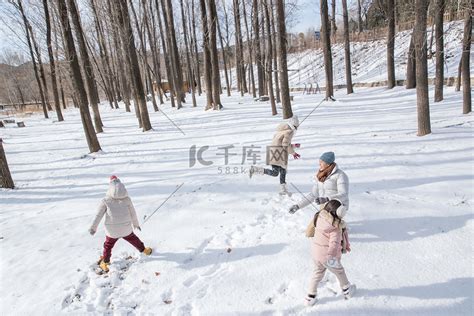 雪地里打雪仗的快乐家庭高清摄影大图 千库网