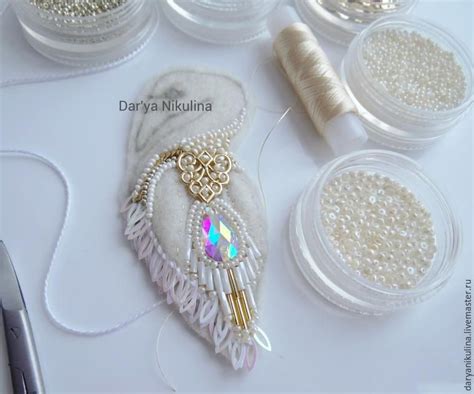 Сегодня хочу показать вам, как сделать вот такую красивую брошь! Итак ...