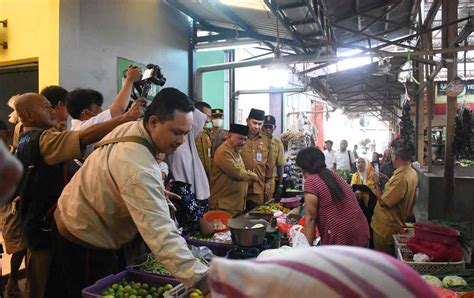 Pastikan Stok Bahan Pokok Aman Hingga Lebaran Bupati Situbondo Sidak