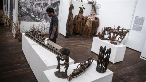 melihat  koleksi museum kebudayaan  kemajuan asmat