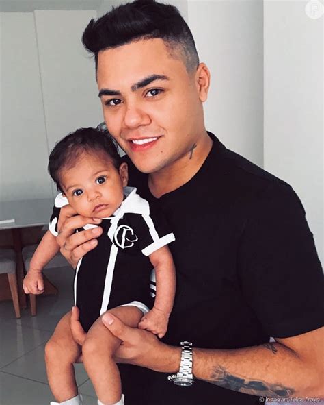 Felipe Araújo batizou o filho Miguel de 5 meses Purepeople