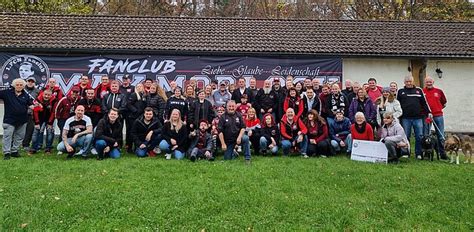 Der Club Schw Rmte Aus Zufriedene Fans Gl Ckliche Gesichter