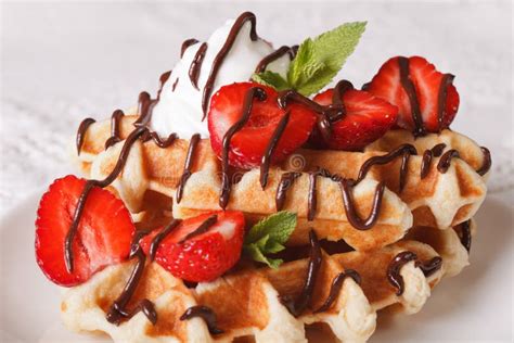 Belgische Wafels Met Aardbeien Slagroom En Chocolade M Stock Foto