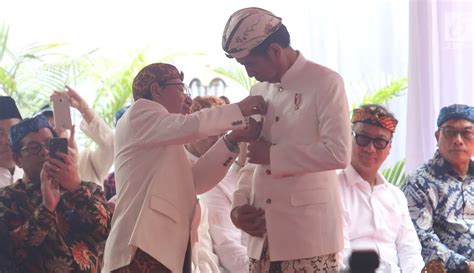 Foto Jokowi Dianugerahi Gelar Pinisepuh Dari Paguyuban Pasundan Foto