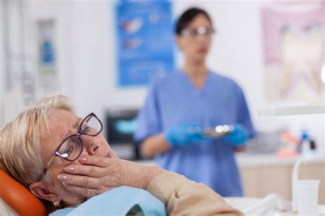 Paciente Anciano Con Dolor En La Cl Nica Del Dentista Foto Premium