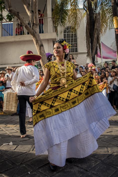 Traje De Tehuana Tesoro Del Istmo De Tehuantepec México Desconocido