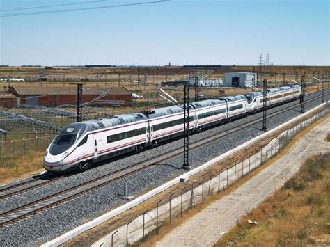 Tren De Alta Velocidad Serie Uno De Los Trenes Avant De Renfe