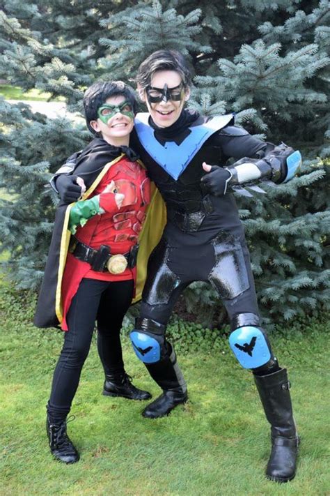 [Cosplay] Nightwing (me) and Robin (my friend) : r/DCcomics